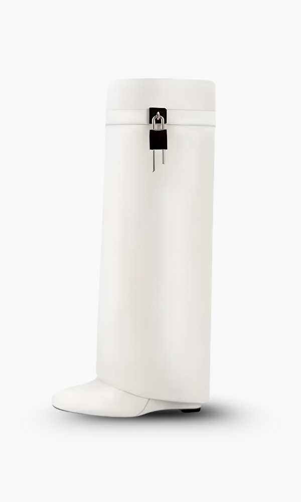 Hvid, moderne støvle med minimalistisk design og sort låsdetalje. Stilfuldt fodtøj til modebevidste kvinder. Trendy, elegant og unikt look.