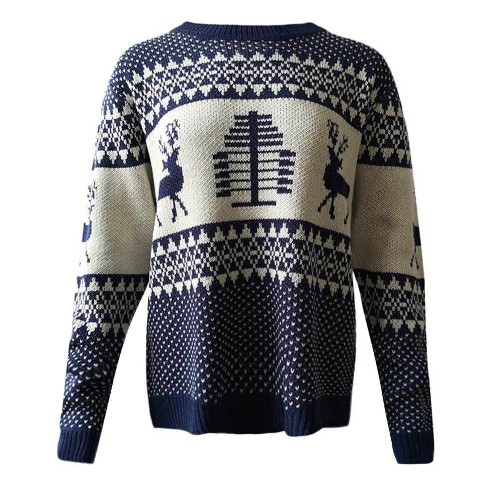 Mørkeblå og hvid julesweater med rensdyr- og juletræsmønster, strikket i nordisk stil. Perfekt til vinter og julefester.