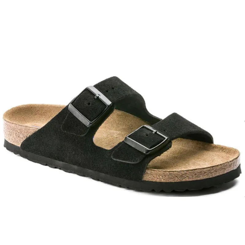 Sort Birkenstock sandal med to justerbare remme og korksål. Komfortabel fodtøj til mænd og kvinder. Ideel til sommerbrug og afslappet stil.
