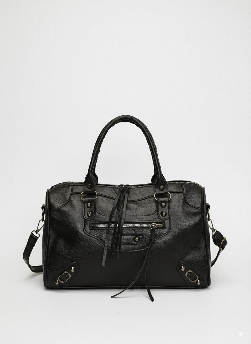 Sort læderhåndtaske med lynlås og skulderrem. Elegant design, perfekt til modebevidste kvinder. Ideel til daglig brug og stilfulde anledninger.