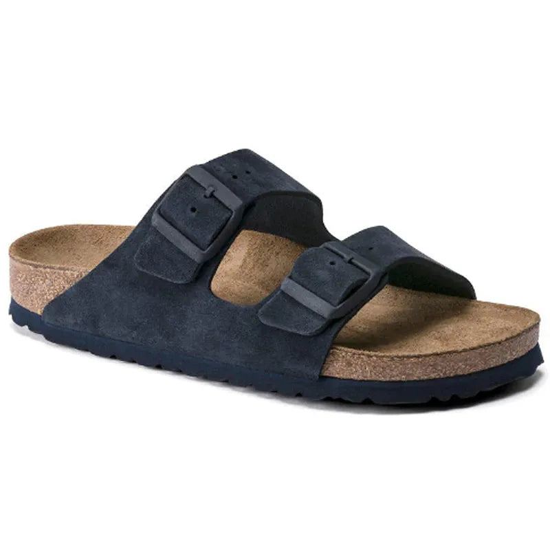 Mørkeblå Birkenstock sandal med to justerbare remme og korksål. Komfortabel fodtøj til mænd og kvinder. Ideel til sommerbrug.