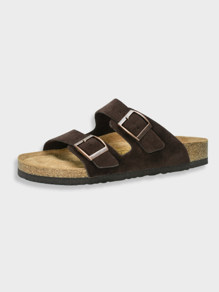 Brun Birkenstock sandal med to justerbare remme og korksål, komfortabel fodtøj til mænd og kvinder, ideel til sommerbrug og afslappet stil.