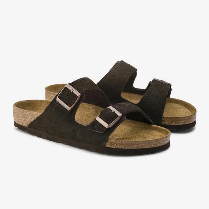 Brune Birkenstock sandaler med to justerbare remme og korksål, komfortabelt fodtøj til mænd og kvinder, ideel til sommerbrug.