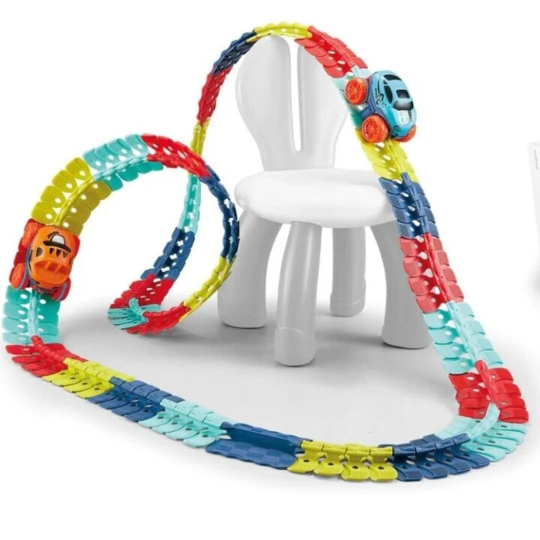 Farverigt legetøjsbilbane sæt med to biler, der kører på en fleksibel, flerfarvet spor omkring en hvid stol. Perfekt til kreativ leg og børneværelser.