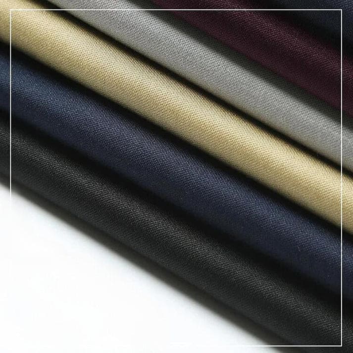 Stofprøver i forskellige farver: sort, marineblå, beige, grå og bordeaux. Høj kvalitet tekstiler til skræddersyning og mode.