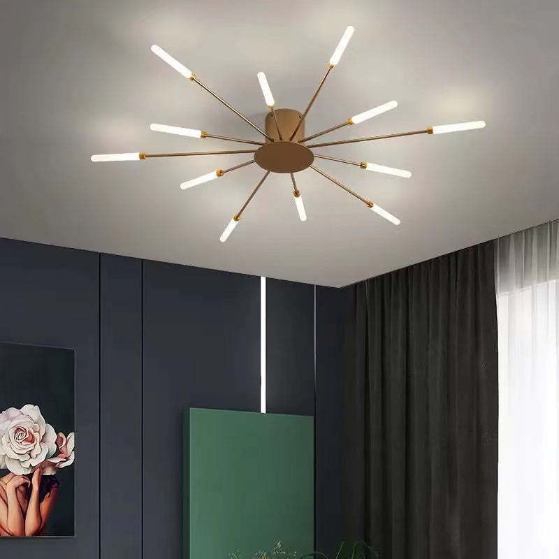 Moderne loftlampe med stjernemønster og LED-lys i stue. Elegant belysning, minimalistisk design, gyldne arme, stilfuld indretning.