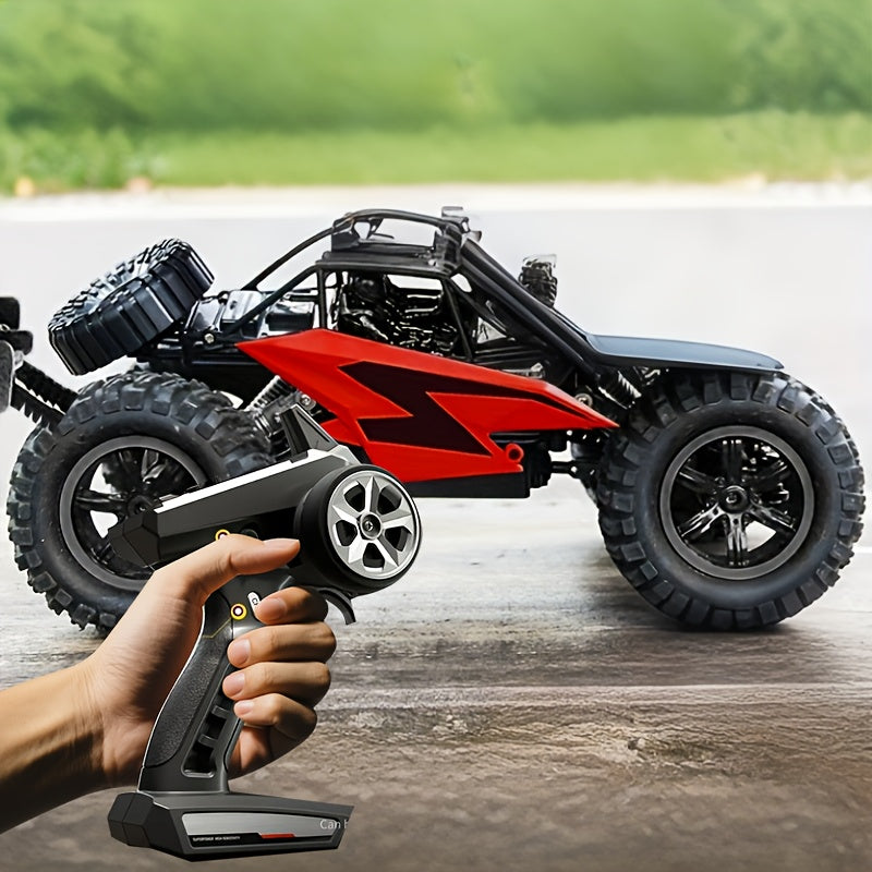 Fjernstyret bil med store terrændæk og rød lyn-design, kontrolleret af en håndholdt fjernbetjening. Perfekt til off-road kørsel og hobbyentusiaster.
