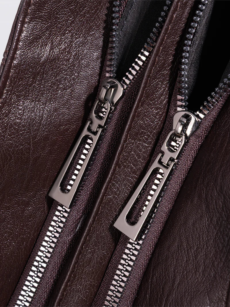 Brun læderjakke med to sølv lynlåse, tæt på. Høj kvalitet, moderne design, stilfuldt herretøj. Perfekt til modebevidste mænd.