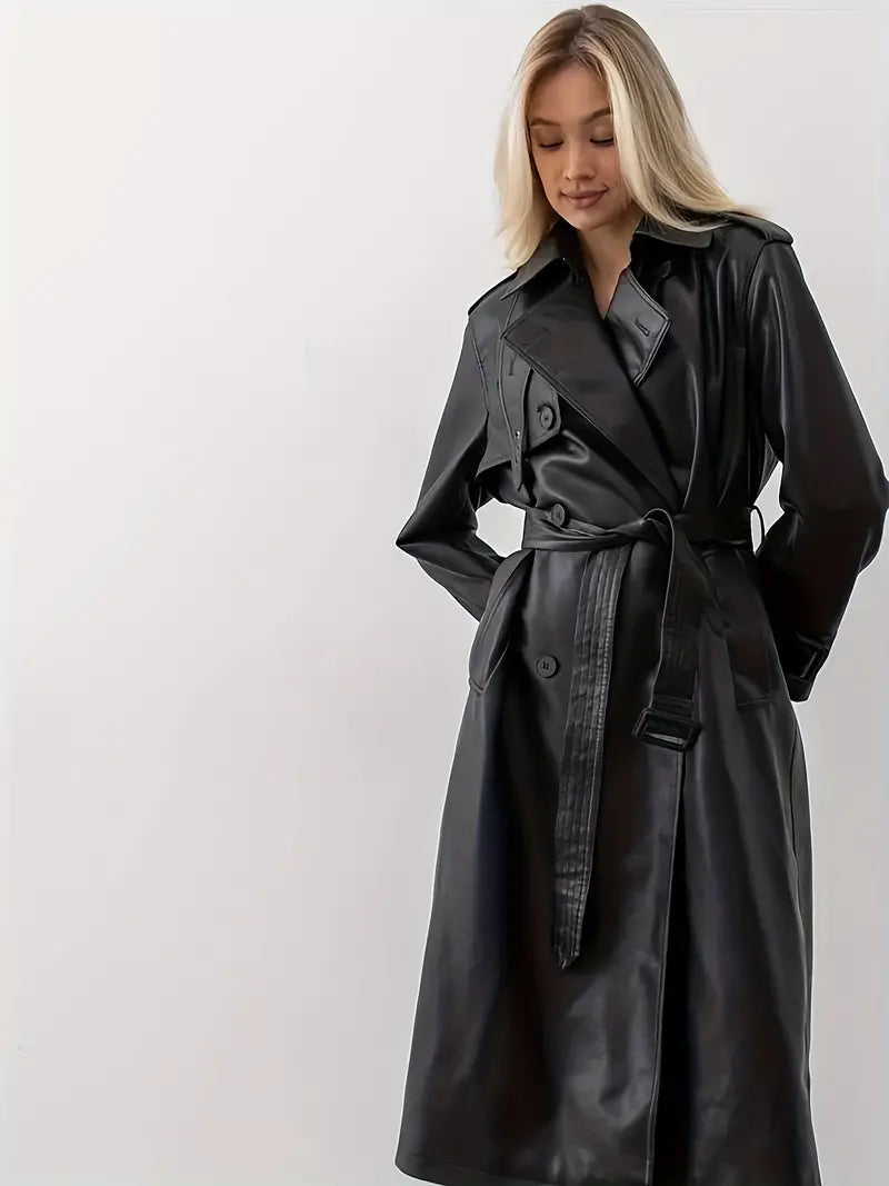 Kvinde iført sort læder trenchcoat, stilfuldt design med bælte og knapper, moderne mode, elegant overtøj til efterår og vinter.