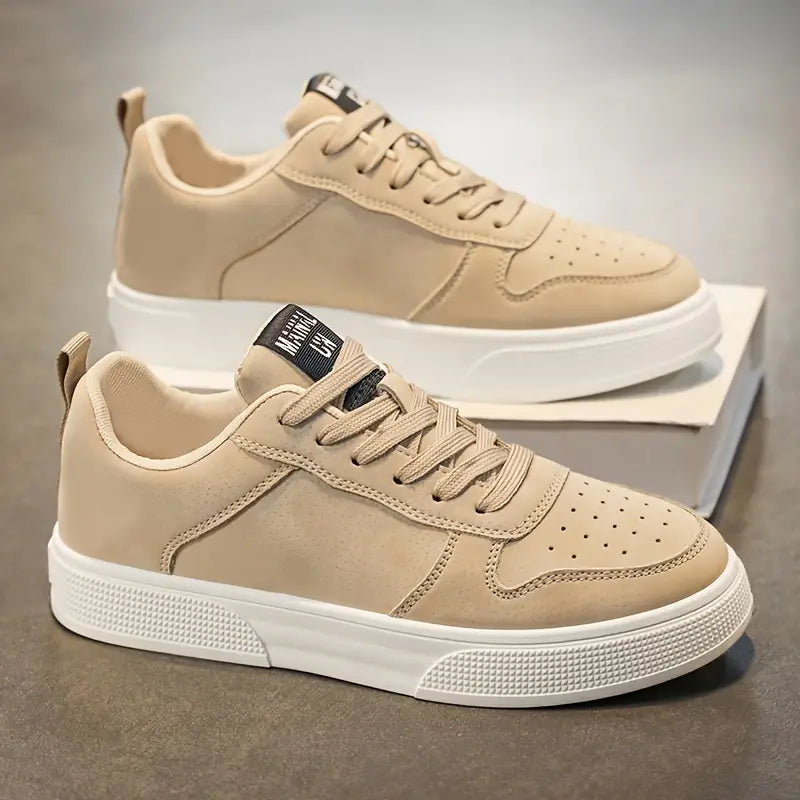 Beige sneakers med hvid sål, moderne design, snørebånd, perforeret tå, stilfulde herresko, casual fodtøj, trendy mode, komfortable sneakers.