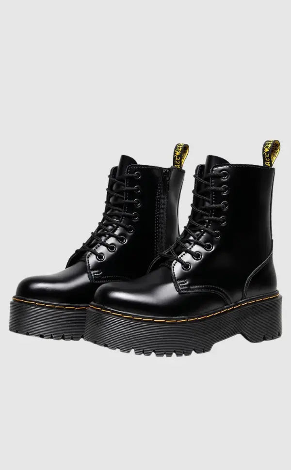 Sort læderstøvler med snørebånd og tyk sål, Dr. Martens stil, robuste og trendy, perfekt til modebevidste. Ideelle til både hverdag og fest.
