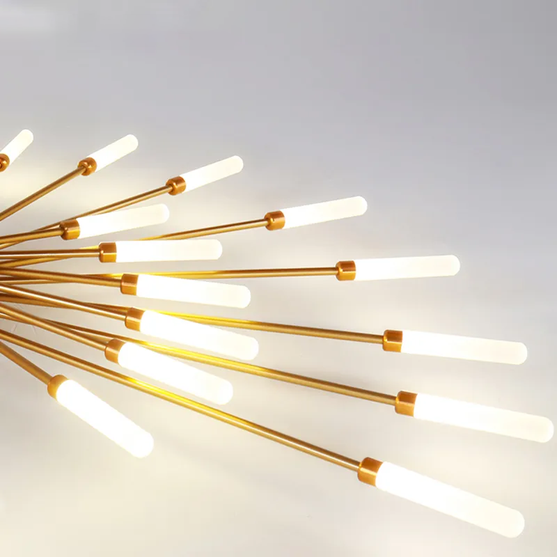 Moderne lysekrone i guld med LED-lys, stjernedesign. Elegant belysning til stue eller spisestue. Energi-effektiv og stilfuld indretning.