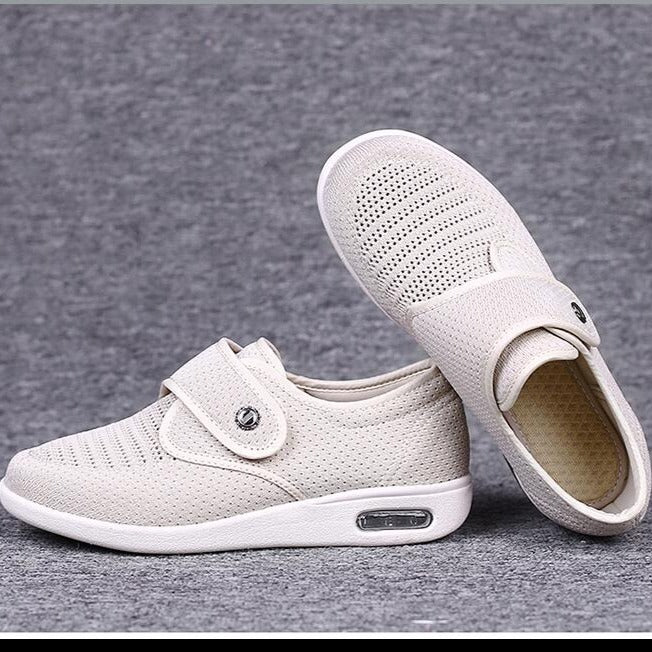 Beige åndbare sneakers med velcrolukning og perforeret design, ideelle til komfort og stil. Perfekte sko til daglig brug og let træning.