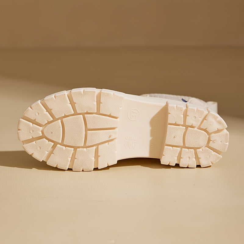 Hvid støvlesål med dybt mønster, robust design. Perfekt til vinterstøvler, skridsikker og holdbar. Ideel til udendørs aktiviteter.