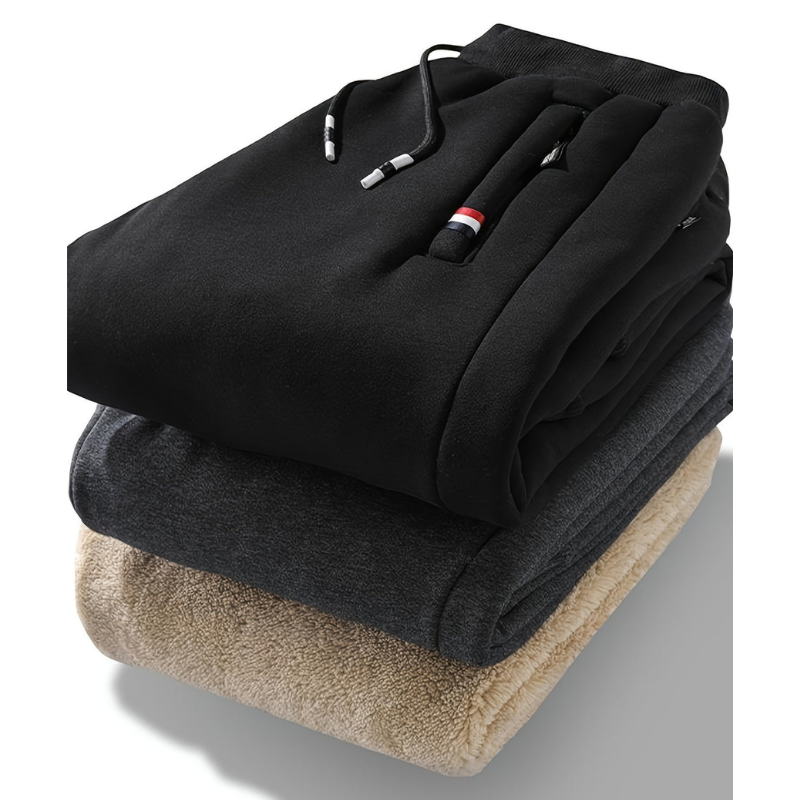 Sort, grå og beige joggers i fleece, stablet. Komfortable bukser til mænd, ideelle til afslapning og sport. Bløde materialer, moderne design.