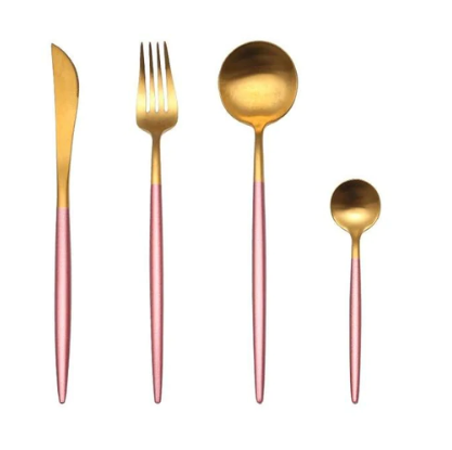 Guld og pink bestiksæt med kniv, gaffel, spiseske og teske. Moderne design, rustfrit stål, elegant borddækning, luksus køkkenudstyr.