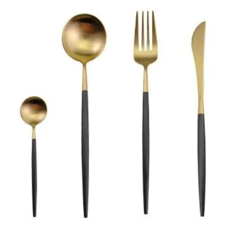 Guld- og sortbestik sæt med ske, gaffel og kniv. Elegant design, moderne bestik, luksuriøst spisebestik, stilfuldt køkkenudstyr.