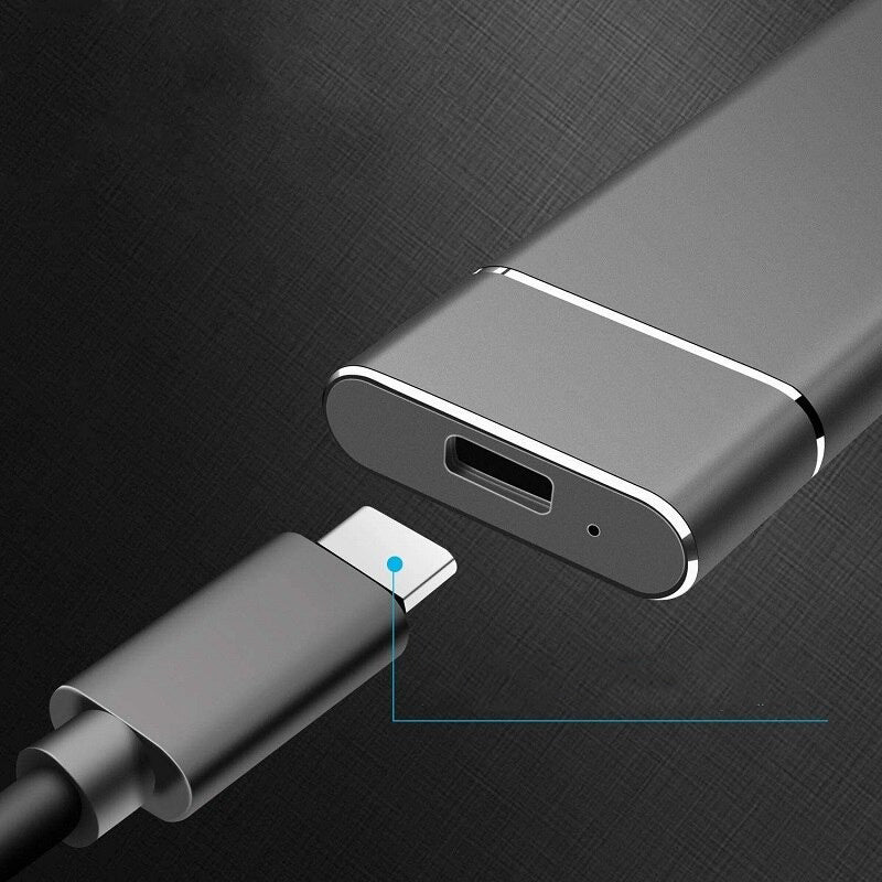 USB-C kabel og port på en sort enhed, der viser moderne teknologi og hurtig opladning. Ideel til smartphones, tablets og bærbare computere.