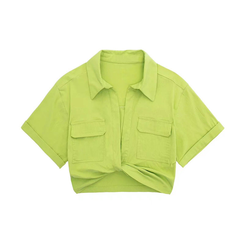 Limegrøn kortærmet skjorte til kvinder med krave og to brystlommer. Trendy sommermode, perfekt til casual og stilfulde outfits.