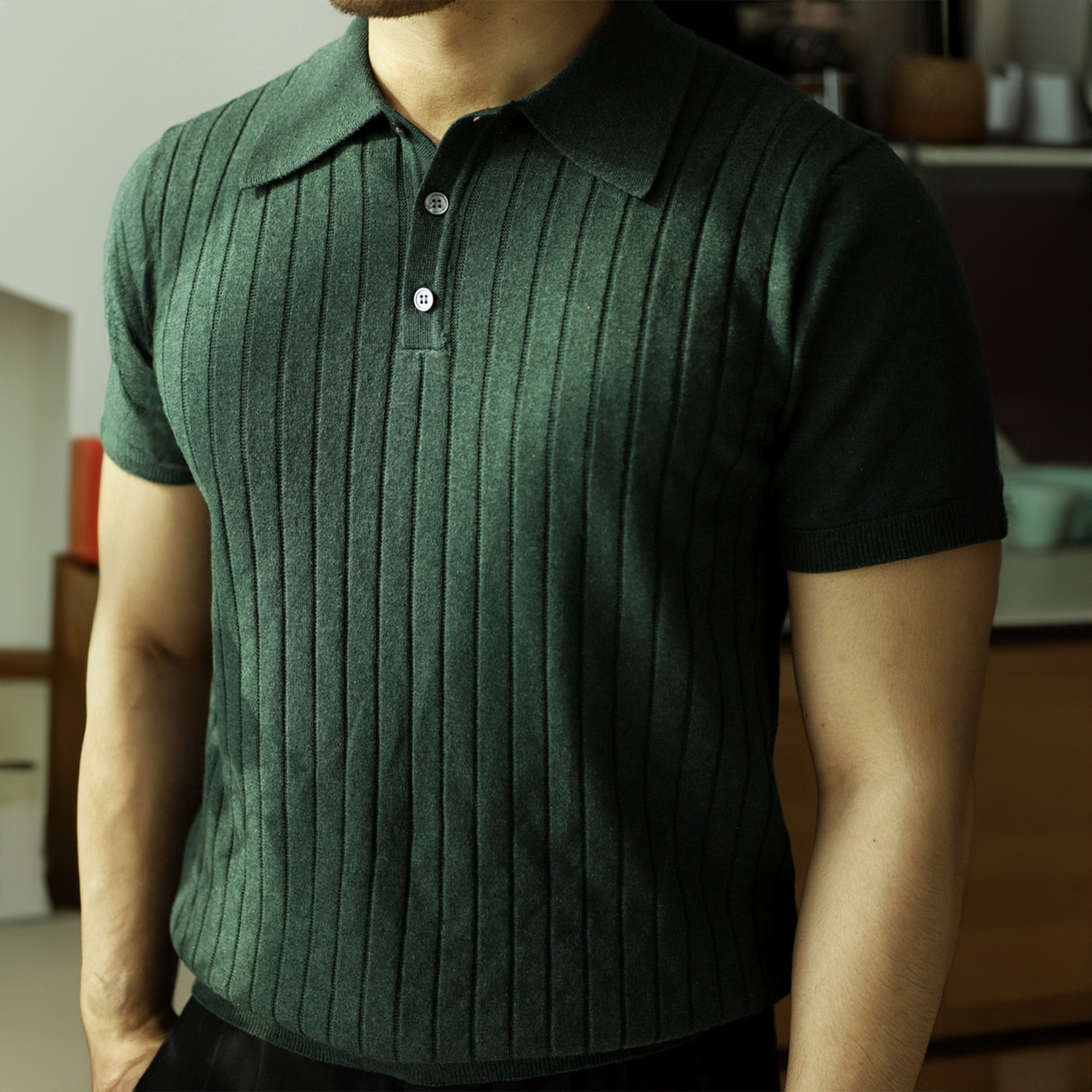 Mørkegrøn strikpolo til mænd med korte ærmer og knapper, ribstrikket design. Perfekt til stilfuldt, afslappet herretøj.