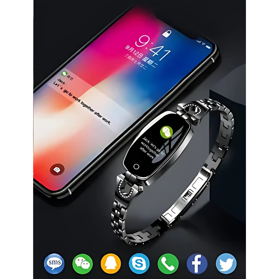 Smartphone og smartwatch med notifikationer, sølv armbånd, sociale medieikoner, moderne teknologi, kommunikation, digital livsstil.