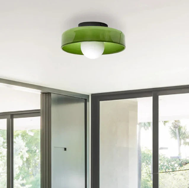 Grøn loftlampe i moderne stue med store vinduer. Stilfuld belysning, minimalistisk design, indretning, interiør, skandinavisk stil.