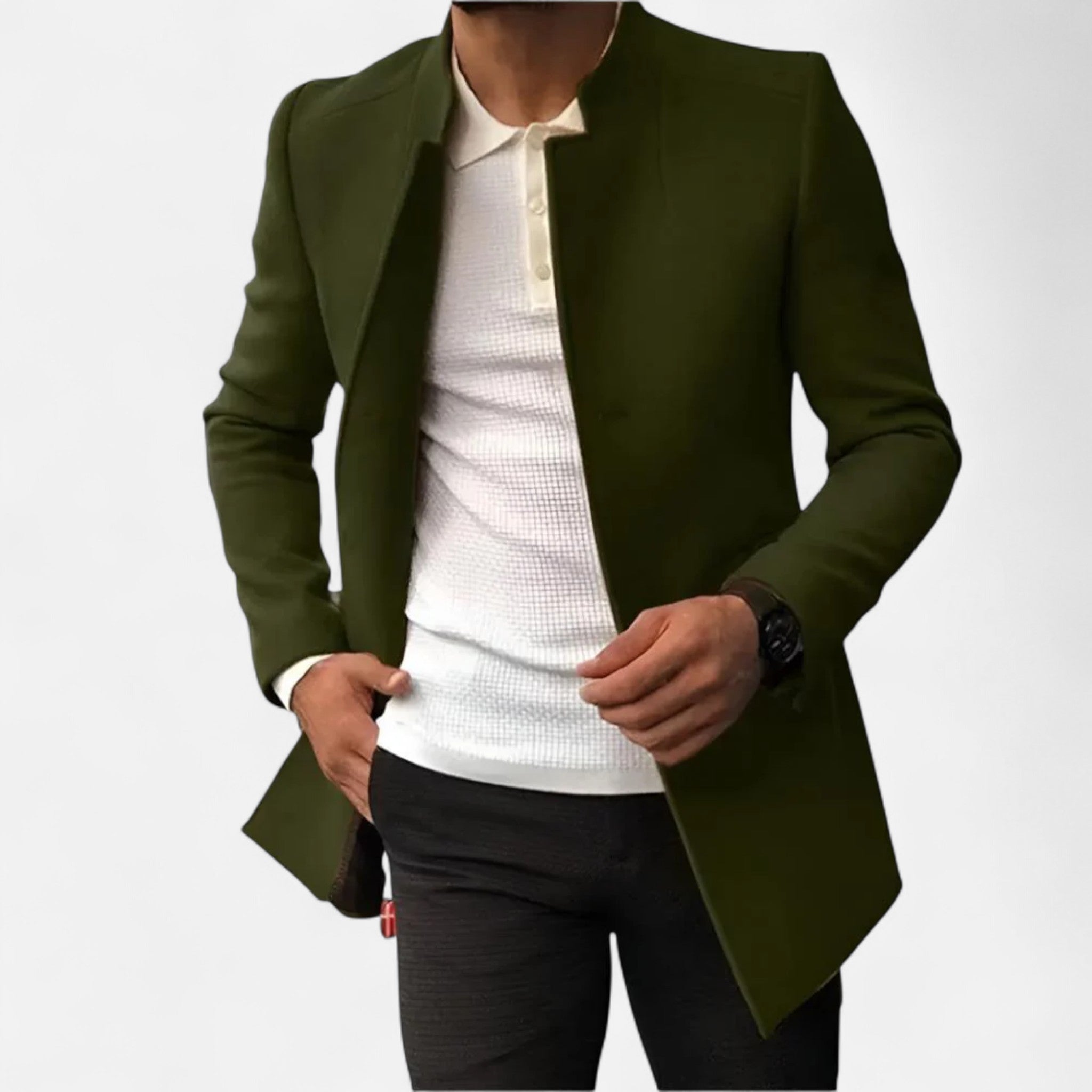 Mand iført olivengrøn blazer, hvid poloshirt og sorte bukser. Moderne herremode, stilfuldt outfit, elegant herretøj, trendy jakke.