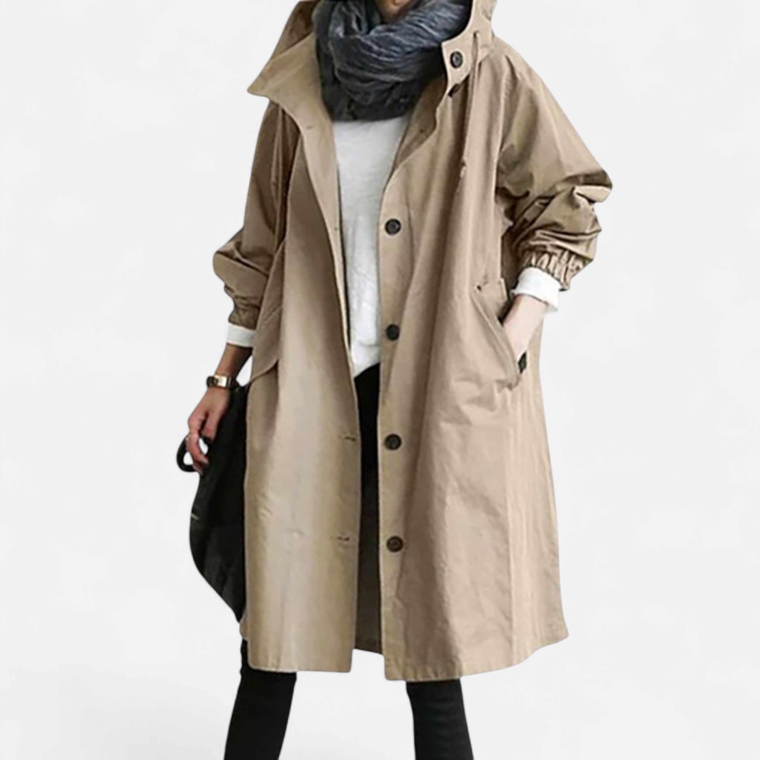 Beige trenchcoat til kvinder med store knapper, lommer og hætte. Perfekt til efterårsmode. Elegant og praktisk overtøj til hverdagsbrug.