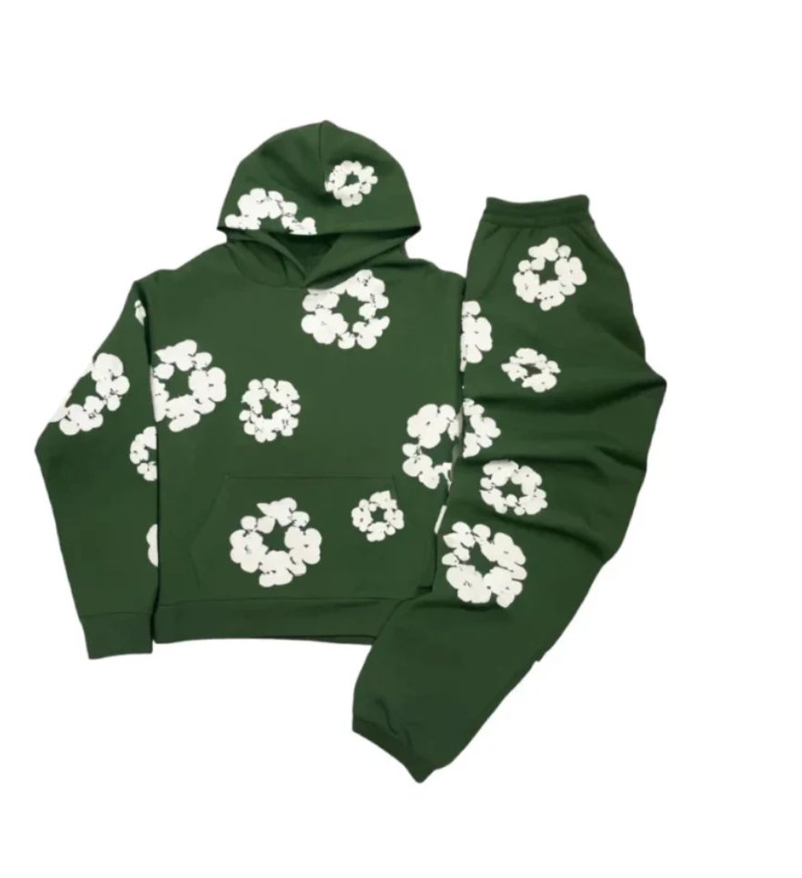 Grøn hættetrøje og bukser med hvide blomsterprint, afslappet tøj, moderne streetwear, komfortabelt sæt til hverdagsbrug, unisex design.