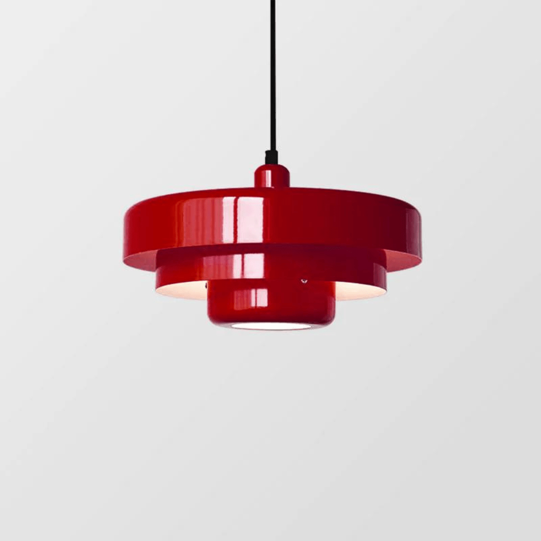 Rød pendellampe i retro design, hængende fra sort ledning. Moderne belysning, stilfuldt interiør, skandinavisk indretning, minimalistisk lampe.