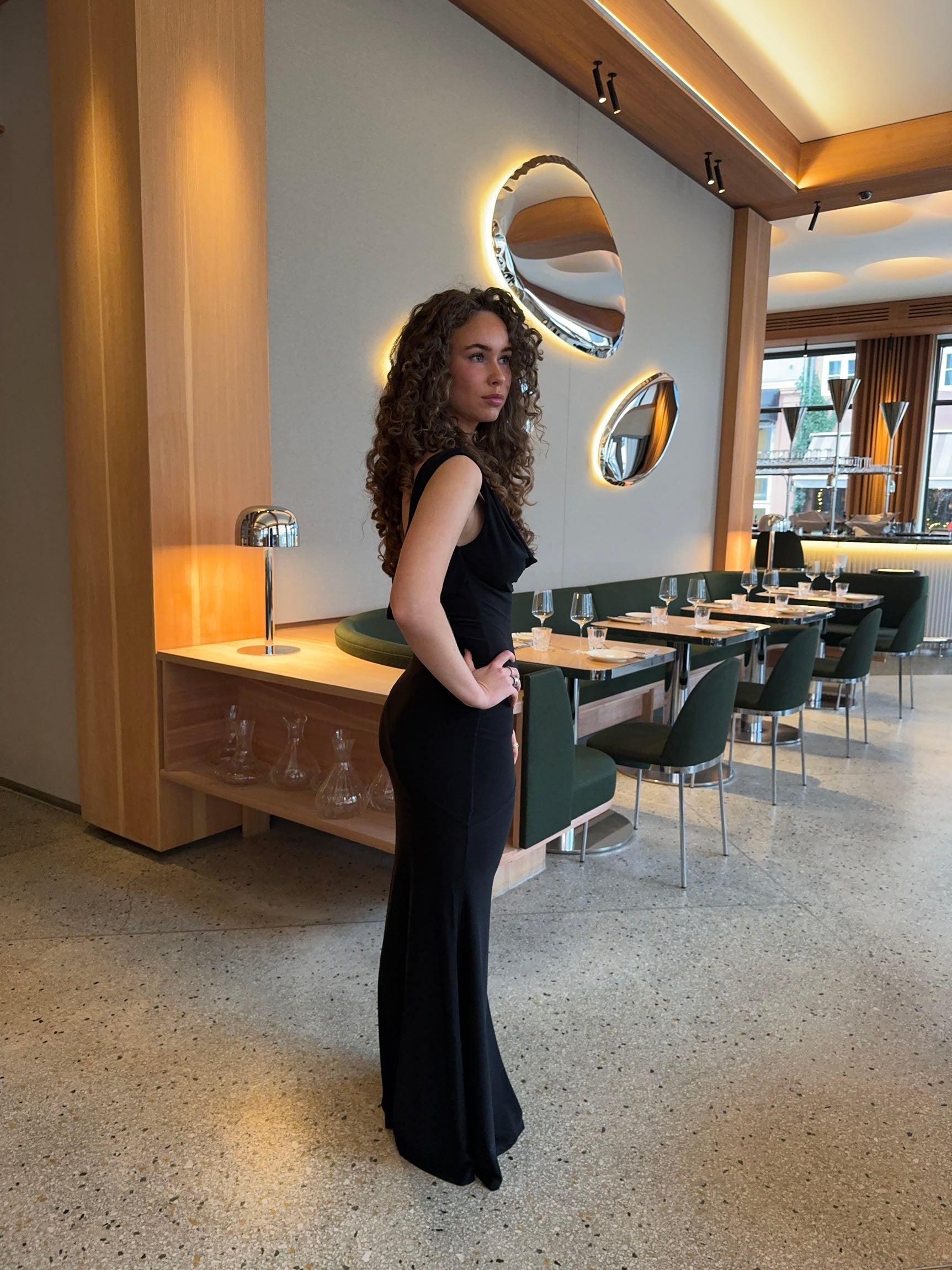 Robe longue élégante pour femmes avec fente et coupe ajustée