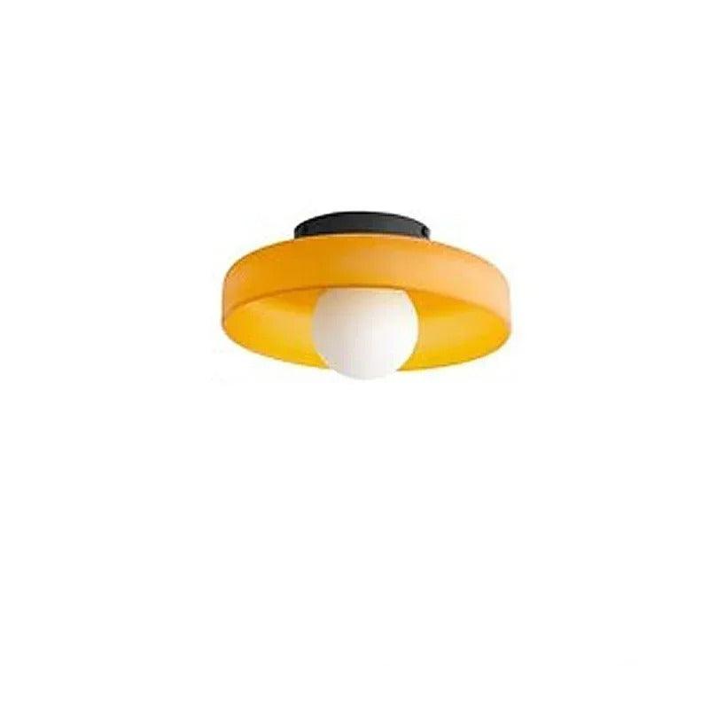 Loftlampe med orange skærm og hvid pære, moderne design, energibesparende belysning, ideel til stue eller køkken.