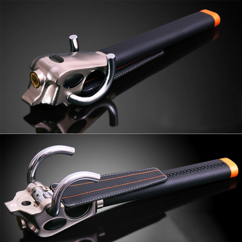 Sølvfarvet bilratlås med sort håndtag og orange detaljer, designet til tyverisikring af køretøjer. Robust og sikkerhedsfokuseret biltilbehør.