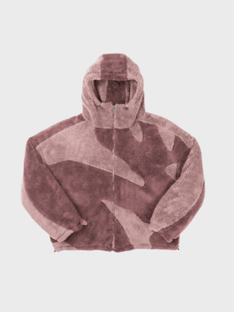 Lyserød camo hættetrøje i plys, unisex design, trendy vintermode, blød og varm jakke, perfekt til koldt vejr, stilfuldt og komfortabelt overtøj.