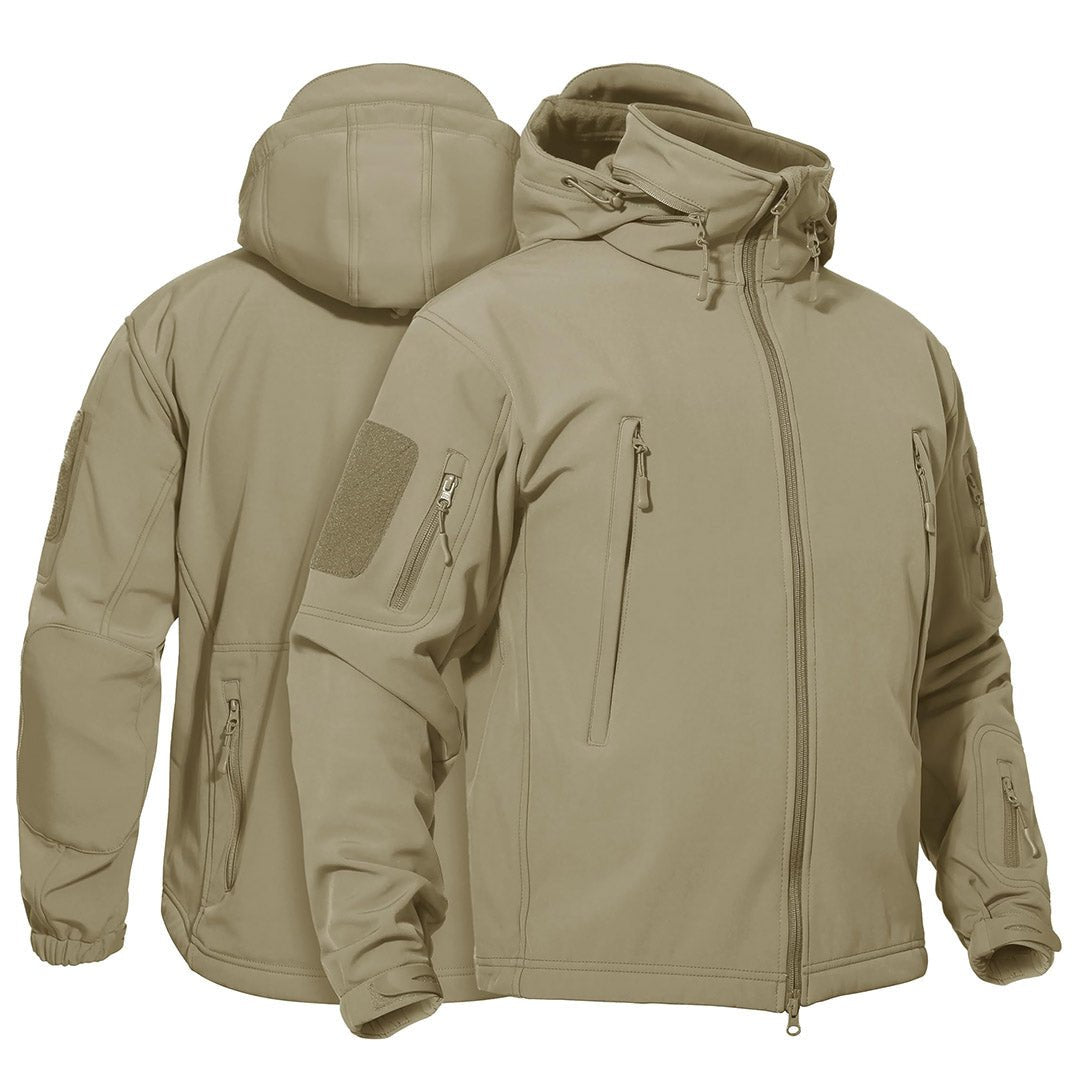 Beige softshell jakke med hætte, lynlåslommer og velcro på ærmerne. Vindtæt og vandafvisende design til udendørs aktiviteter.
