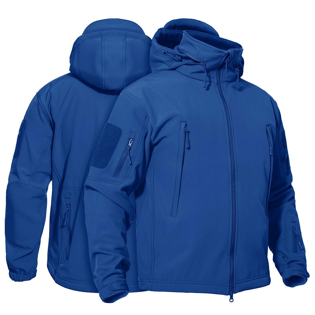 Blå softshell jakke med hætte, lynlåslommer og justerbare manchetter. Ideel til udendørs aktiviteter. Vandafvisende og vindtæt design.
