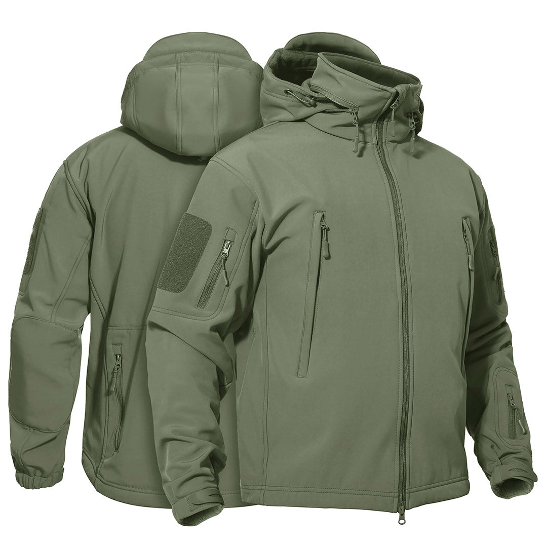 Grøn softshell jakke med hætte, lynlåse og lommer. Taktisk design, velegnet til udendørs aktiviteter. Vandafvisende og vindtæt materiale.