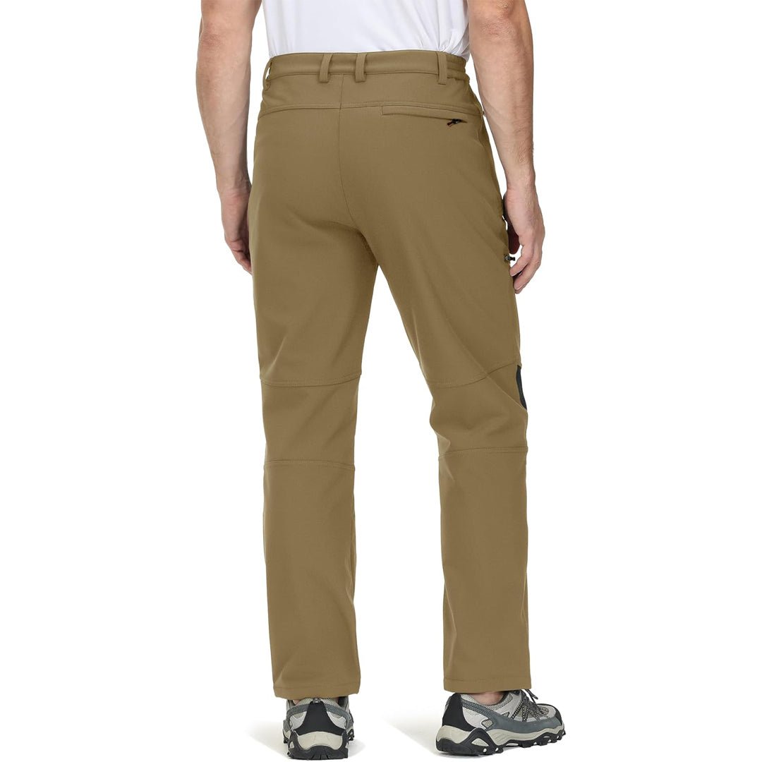 Herrebukser i khaki, set bagfra, med lommer og bæltestropper. Perfekt til udendørsaktiviteter. Komfortabelt og slidstærkt design.