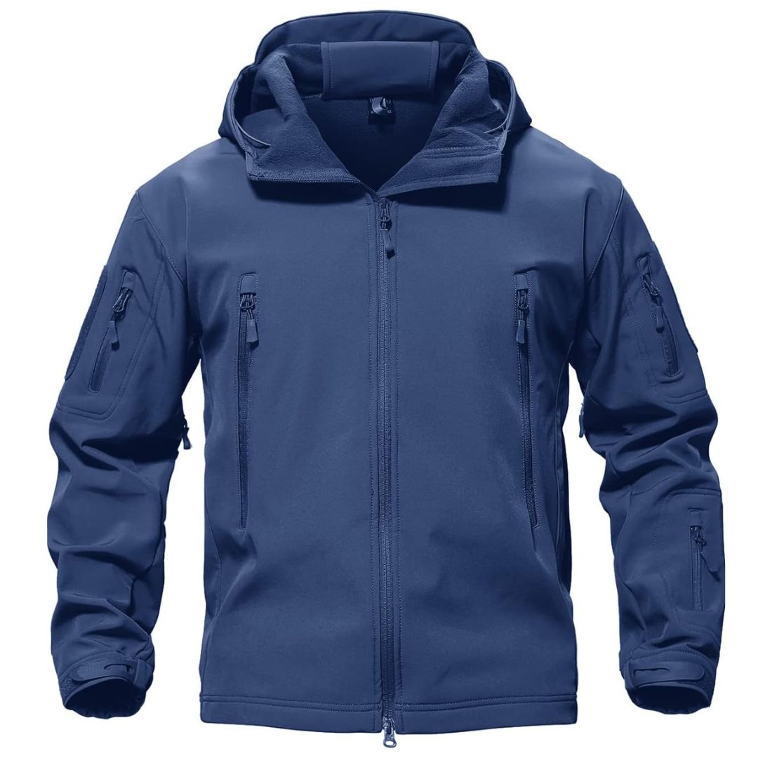 Blå softshell jakke med hætte, lynlåse og lommer. Vandafvisende og vindtæt design til udendørs aktiviteter. Ideel til mænds friluftsliv.