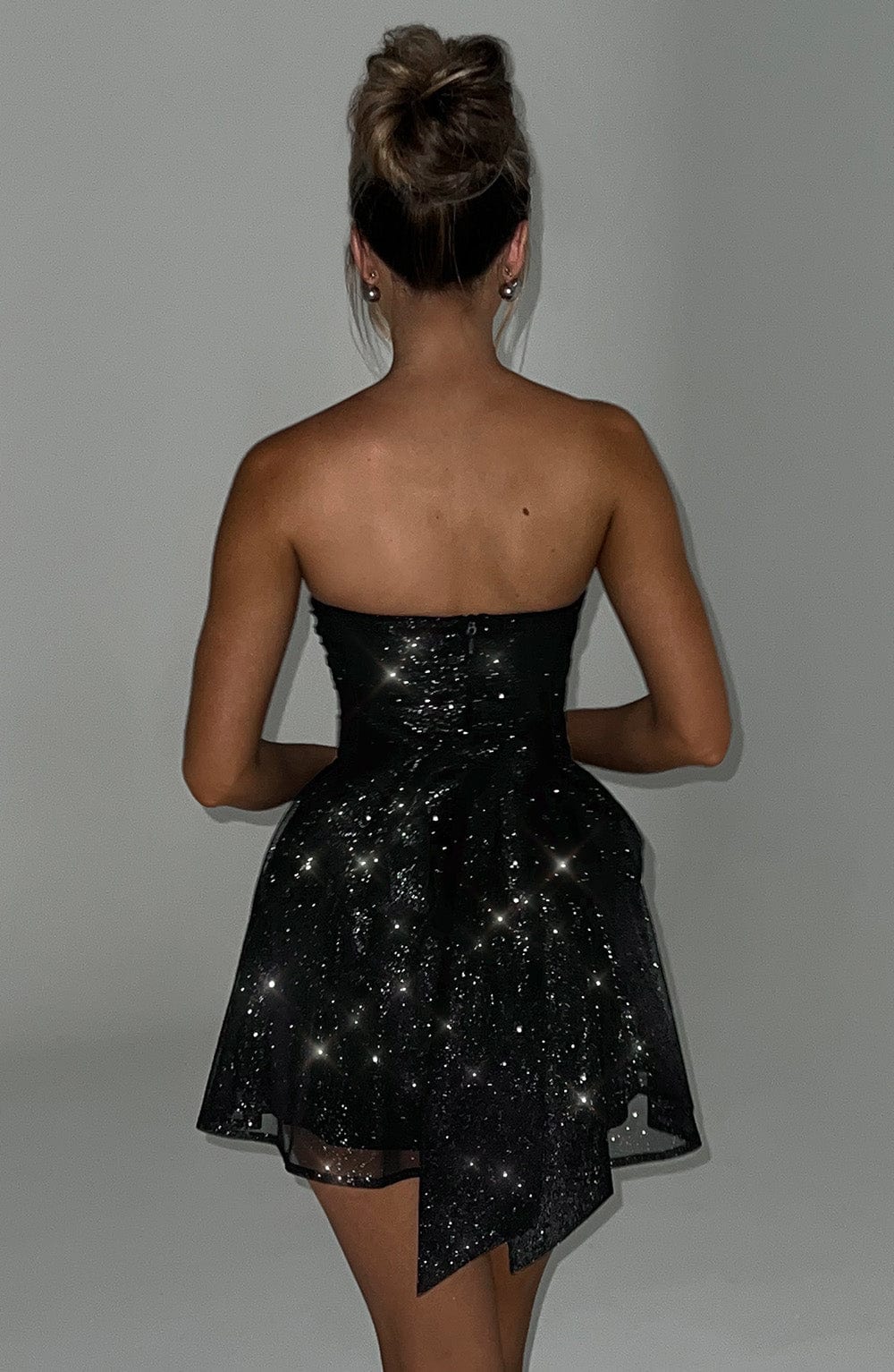 Nayla vestido curto sem alças com glitter e lantejoulas | Look elegante para festas em ocasiões especiais