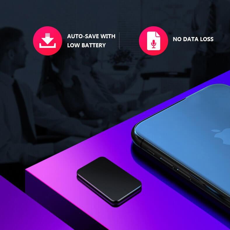 Smartphone og sort gadget på farverig overflade, med ikoner for automatisk lagring og ingen datatab. Teknologi, mobiltilbehør, data sikkerhed.