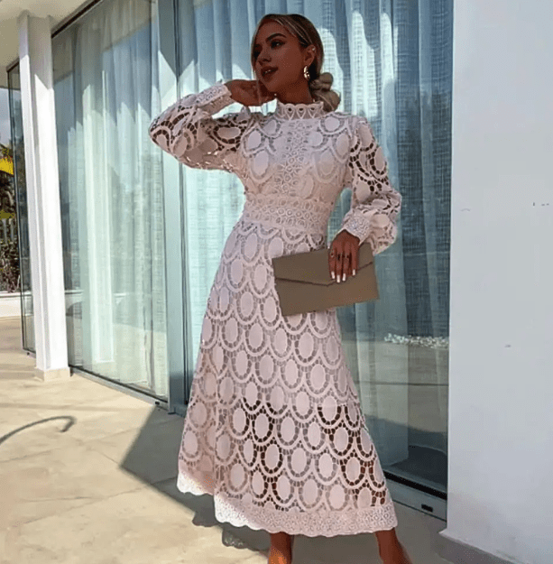 Mia κομψό ξανθό φόρεμα με midi κοψίματα, ψηλό λαιμό και φουσκωτά μανίκια