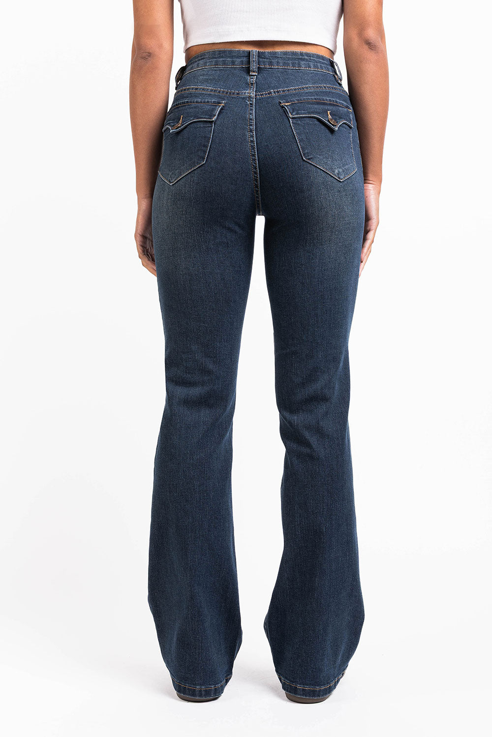 Kvinde iført mørkeblå bootcut jeans set bagfra, fremhæver pasform og stil. Perfekt til mode, denim, og casual outfit søgninger.