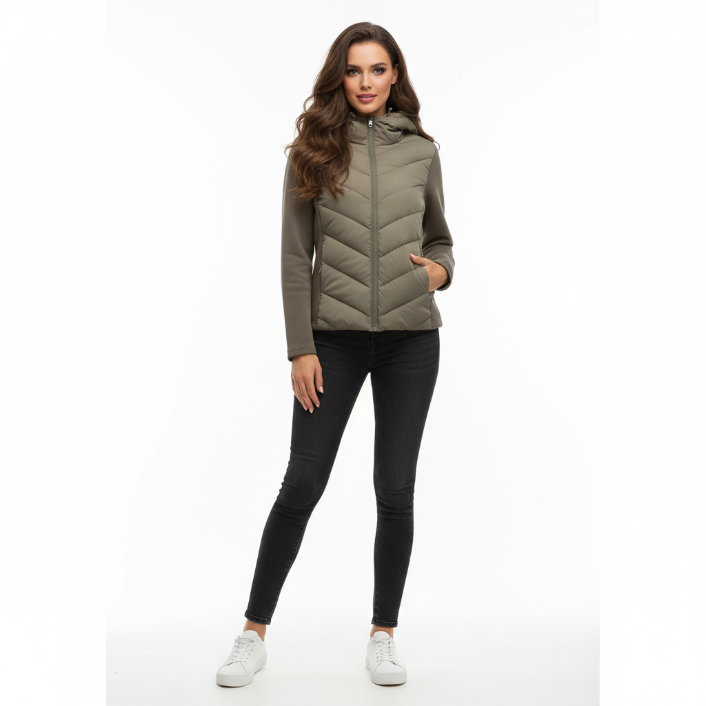 Kvinde i moderne, olivengrøn dunjakke med hætte, sorte jeans og hvide sneakers. Stilfuldt vinterlook, perfekt til koldt vejr.