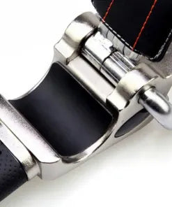 Sort læderurrem med sølvspænde, detaljeret syning og poleret finish. Perfekt til herreure, stilfuldt design, holdbar og justerbar.