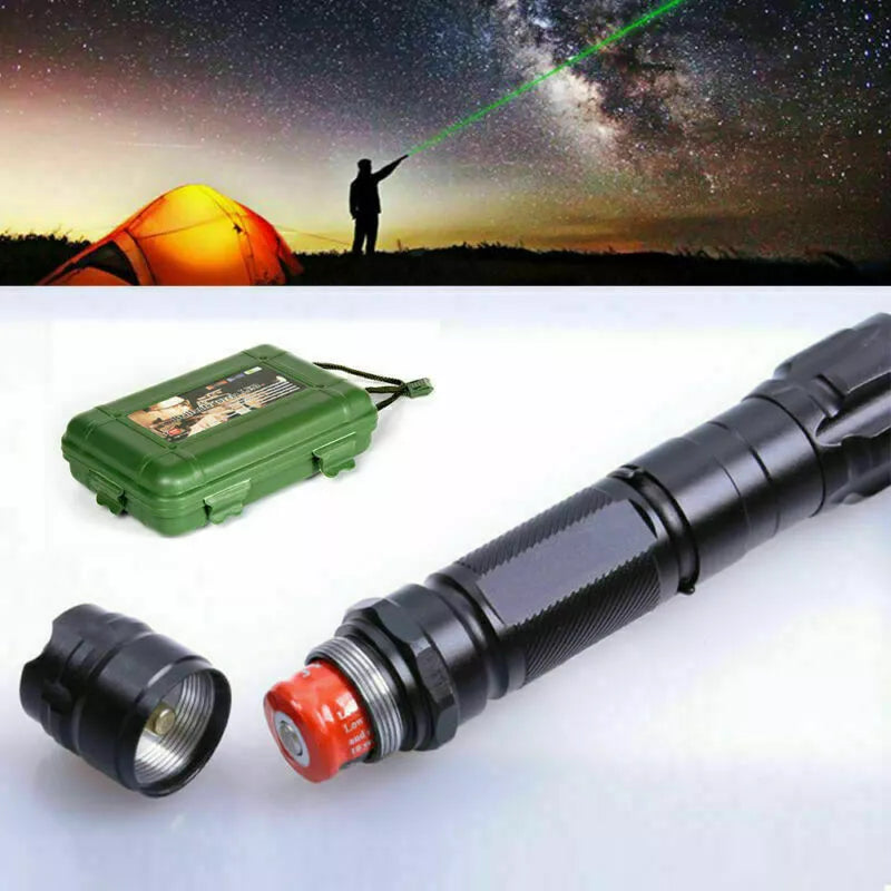 Sort laserpointer med aftageligt hoved, grøn laserstråle, stjernehimmel baggrund, orange telt, opbevaringsboks. Perfekt til natteaktiviteter og stjernekiggeri.