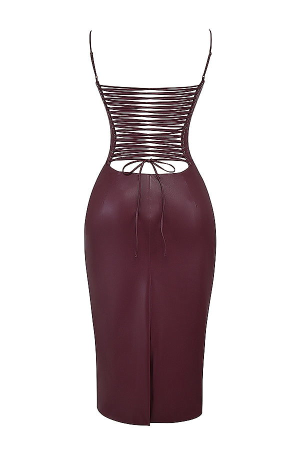 Bordeaux bodycon kjole med snøre detaljer og åben ryg. Elegant og sexet design, perfekt til festlige lejligheder. Stramtsiddende pasform.