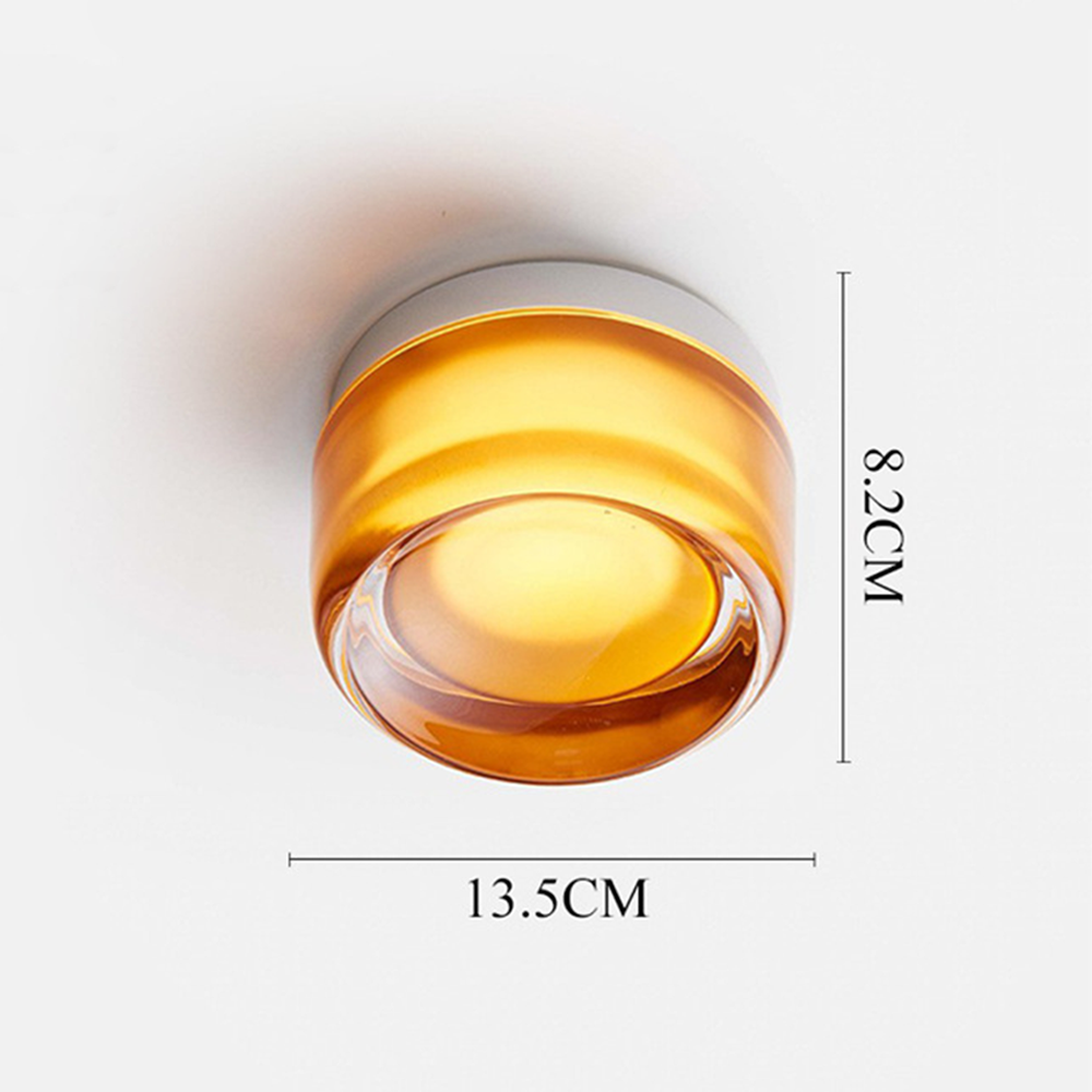Moderne rund loftslampe i ravfarvet glas, 13,5 cm bred og 8,2 cm høj. Stilfuld belysning til hjemmet, ideel til stue eller soveværelse.