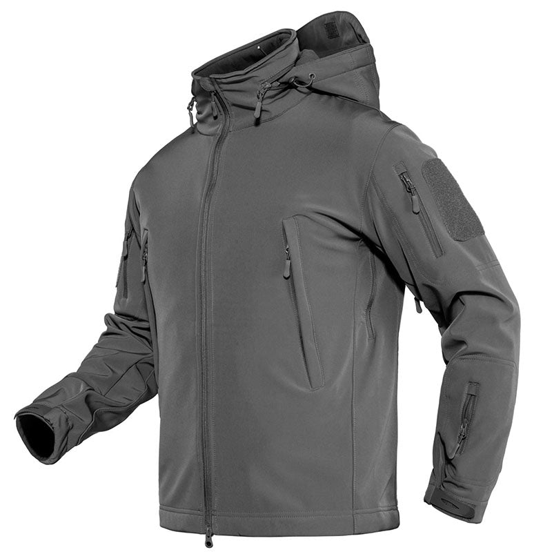 Grå softshell jakke med hætte, lynlåslommer og justerbare manchetter. Ideel til udendørsaktiviteter. Vandafvisende og vindtæt design.
