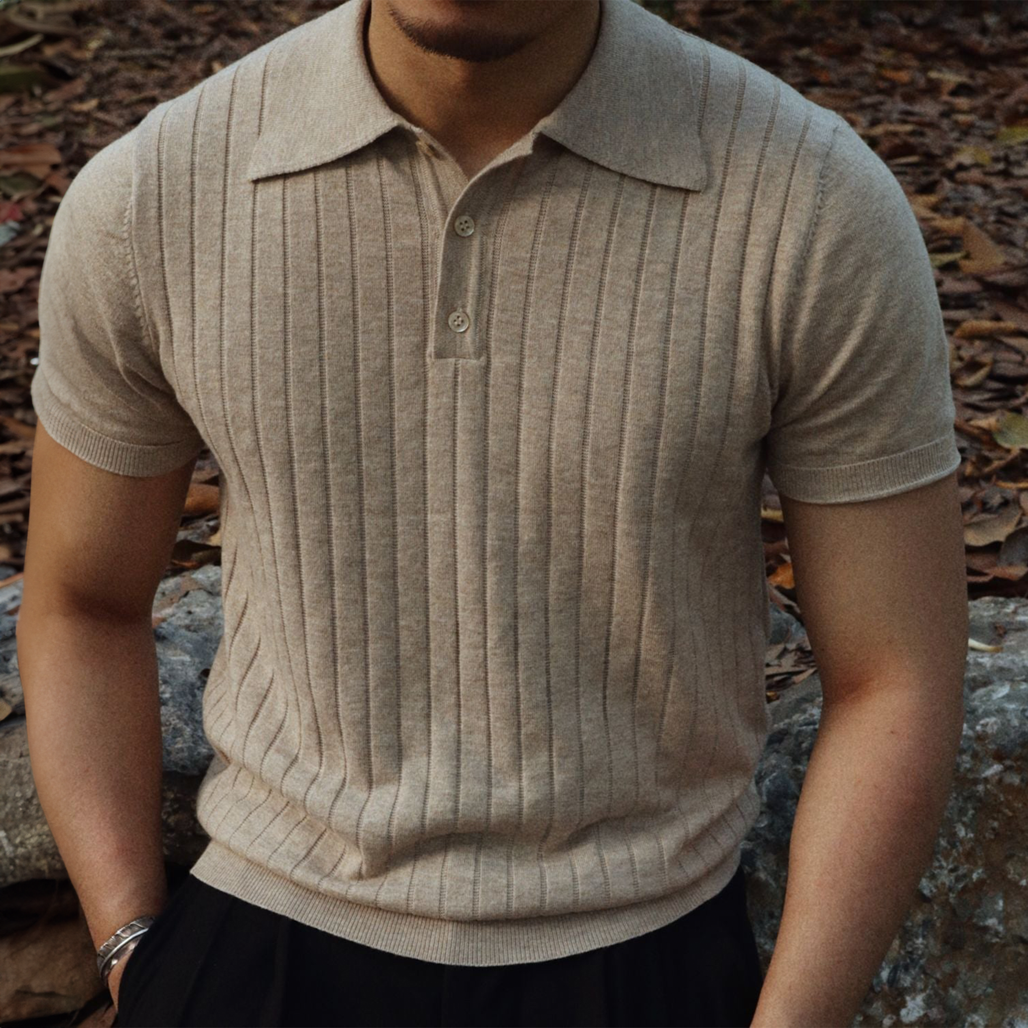 Beige striktrøje til mænd med korte ærmer og ribbet mønster, bæres udendørs. Stilfuld herremode, komfortabelt og tidløst design.